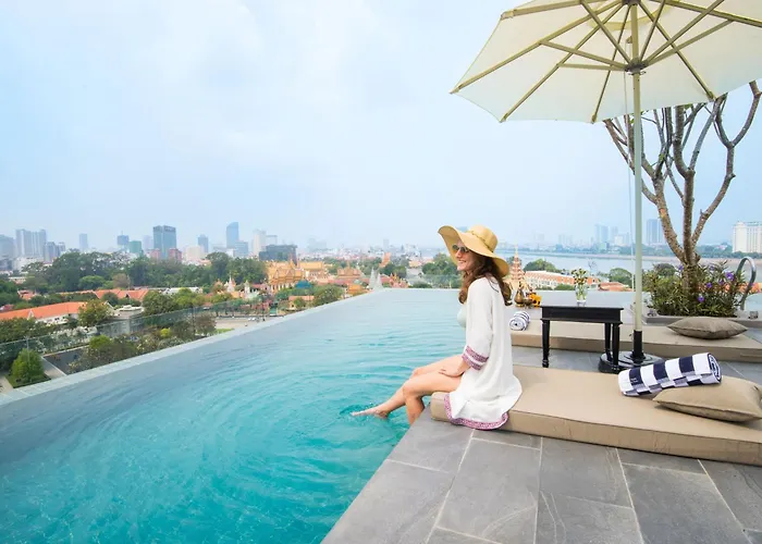 Hotels with pool Glow Park Grand Royal Palace